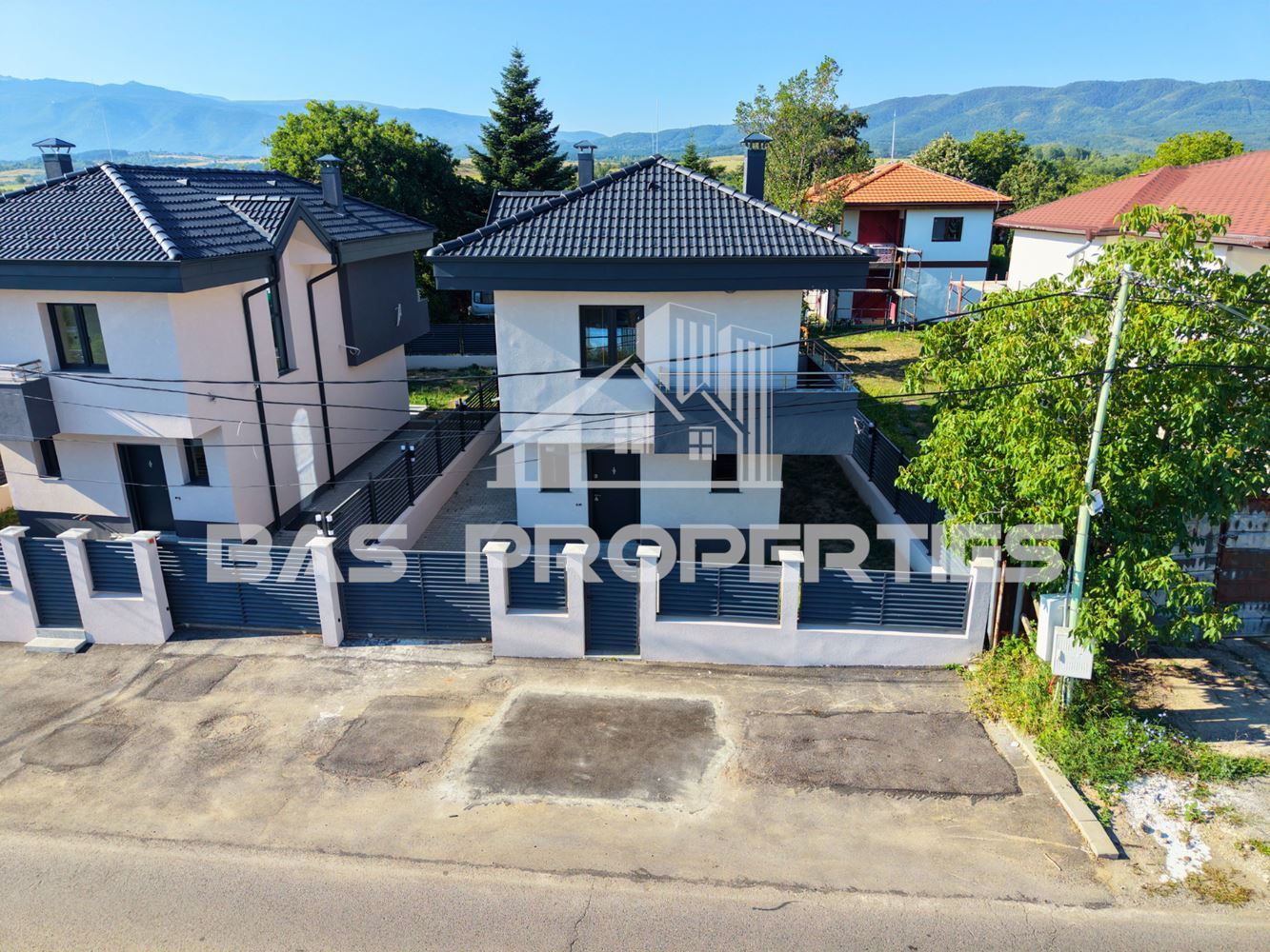 23 Двуетажна Къща с двор за продажба в Суходол, София