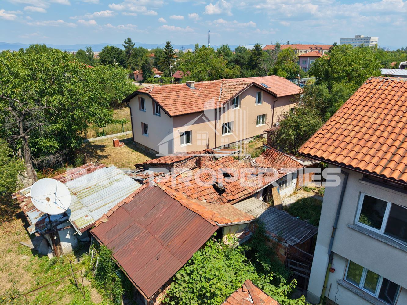 Къща с двор за продажба в Модерно предградие, София