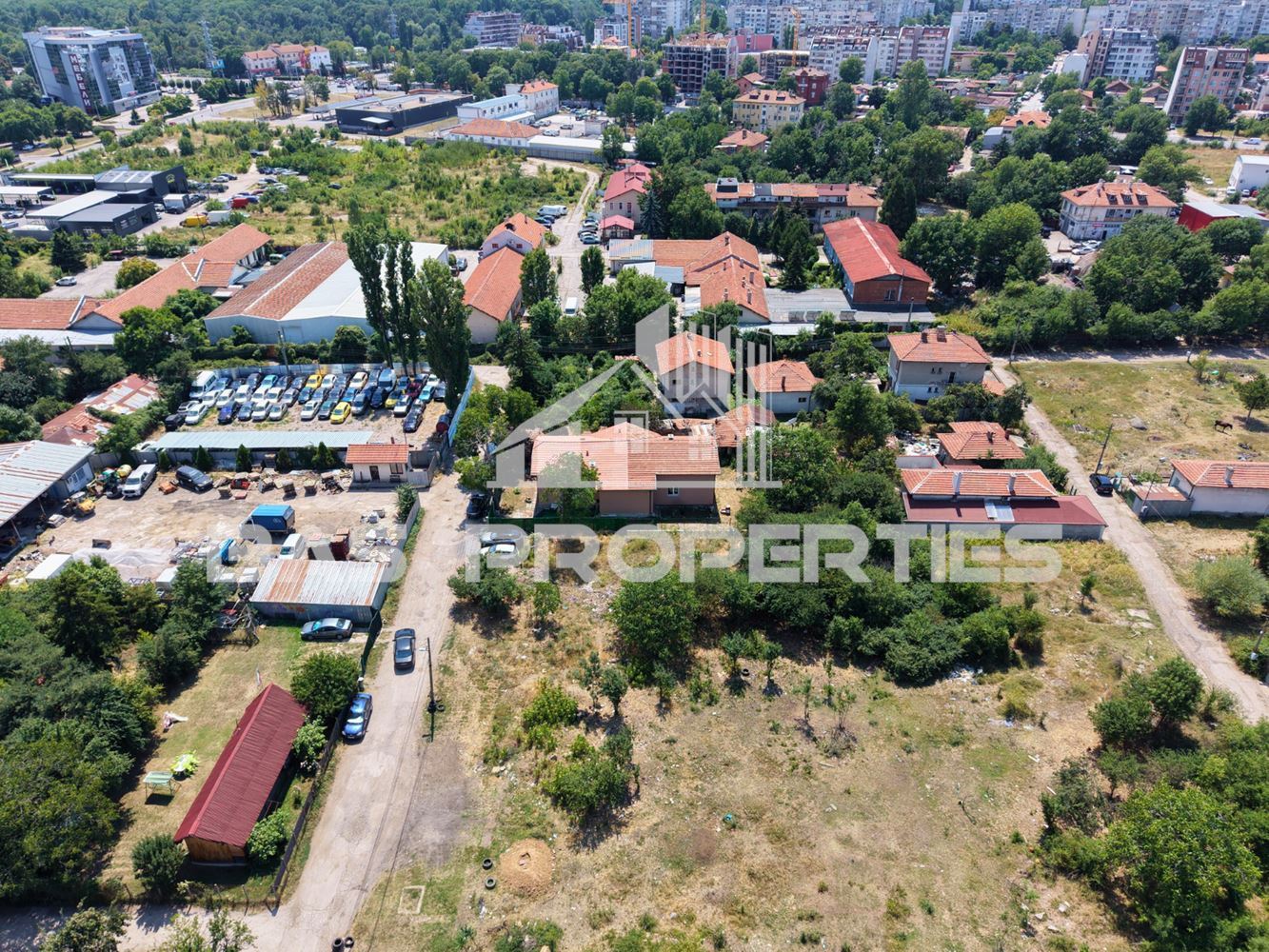 Къща с двор за продажба в Модерно предградие, София