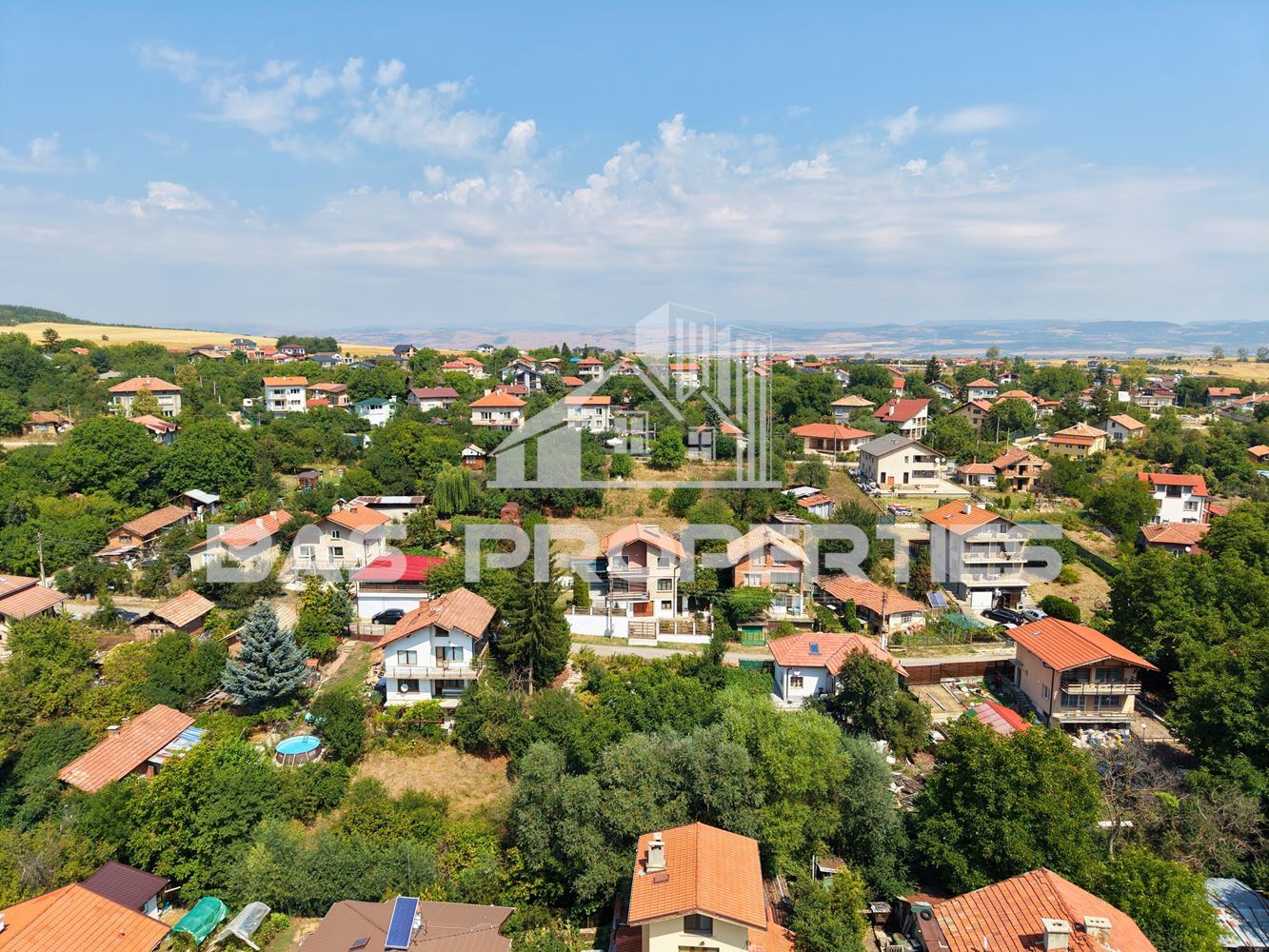 Къща с двор за продажба в с. Хераково, до София
