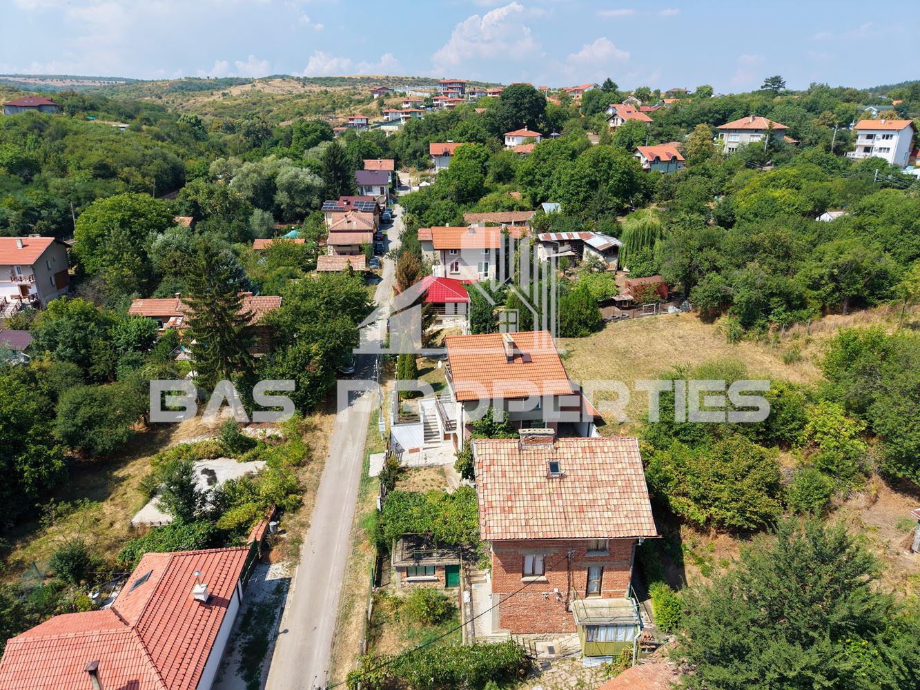 Къща с двор за продажба в с. Хераково, до София