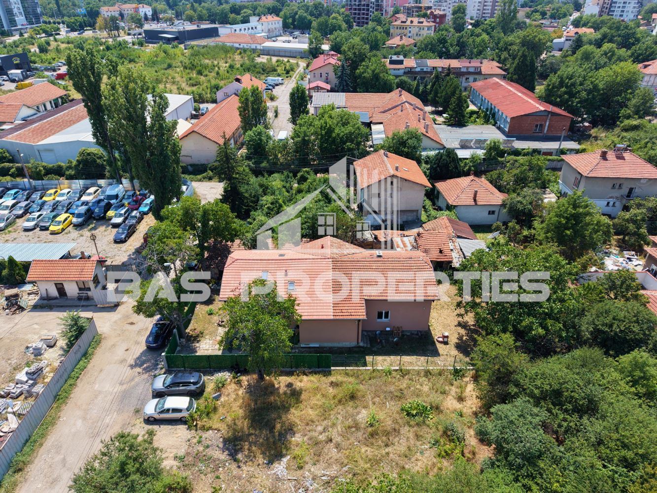 Къща с двор за продажба в Модерно предградие, София