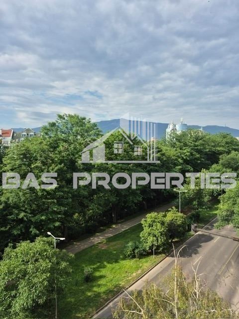 Тристаен Апартамент за продажба в Центъра на София