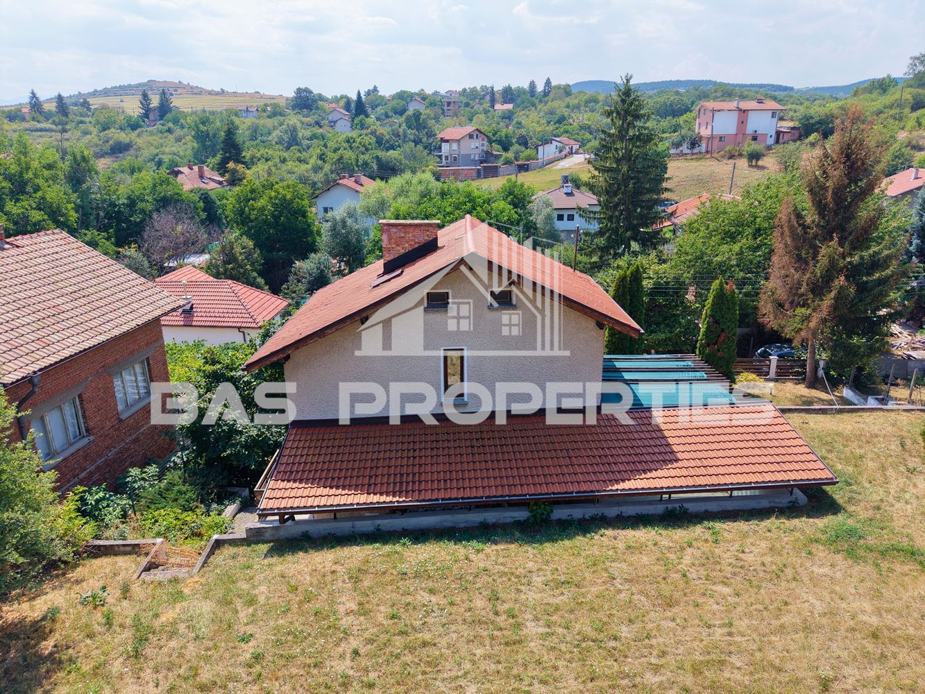 Къща с двор за продажба в с. Хераково, до София
