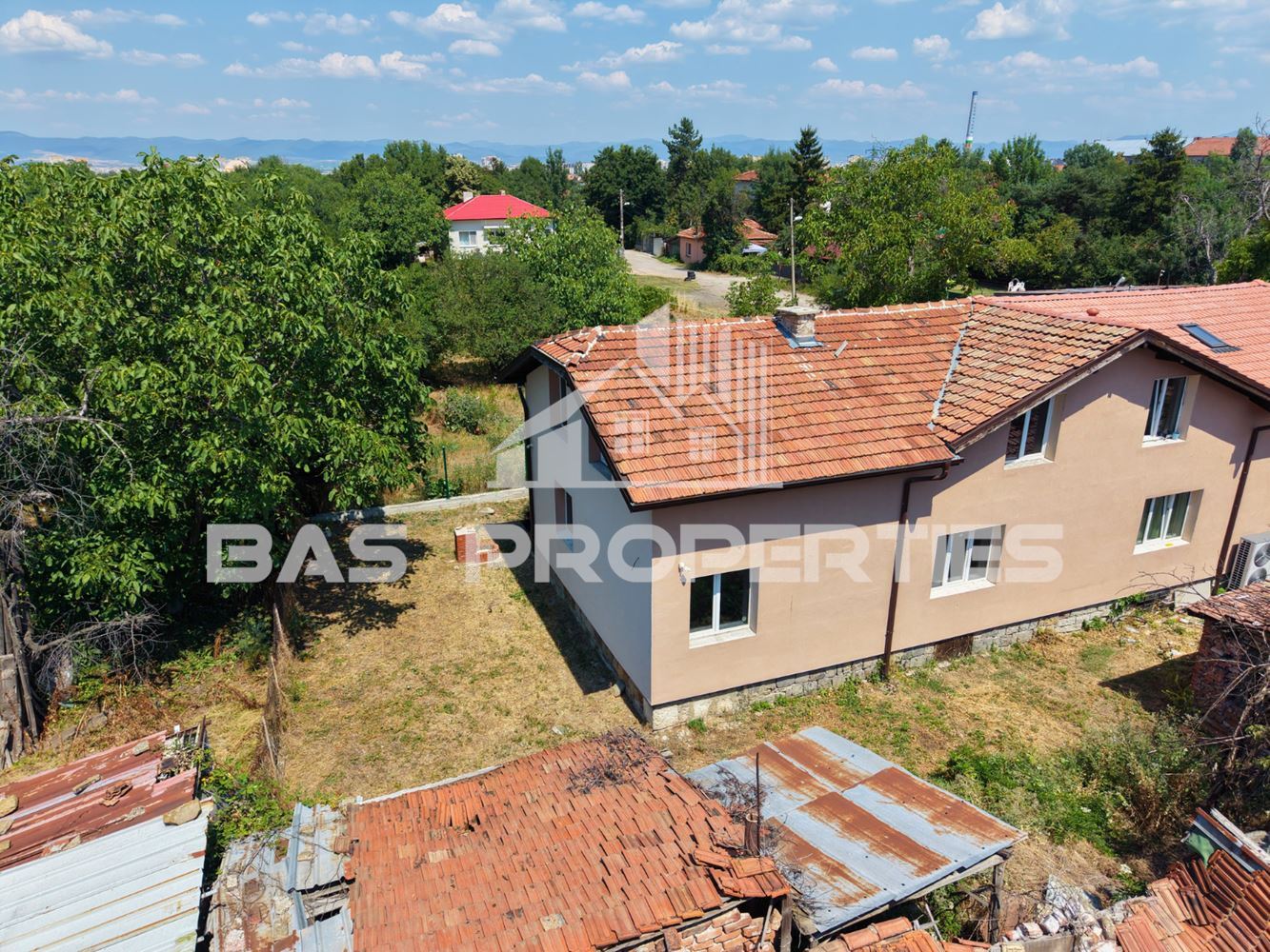 Къща с двор за продажба в Модерно предградие, София