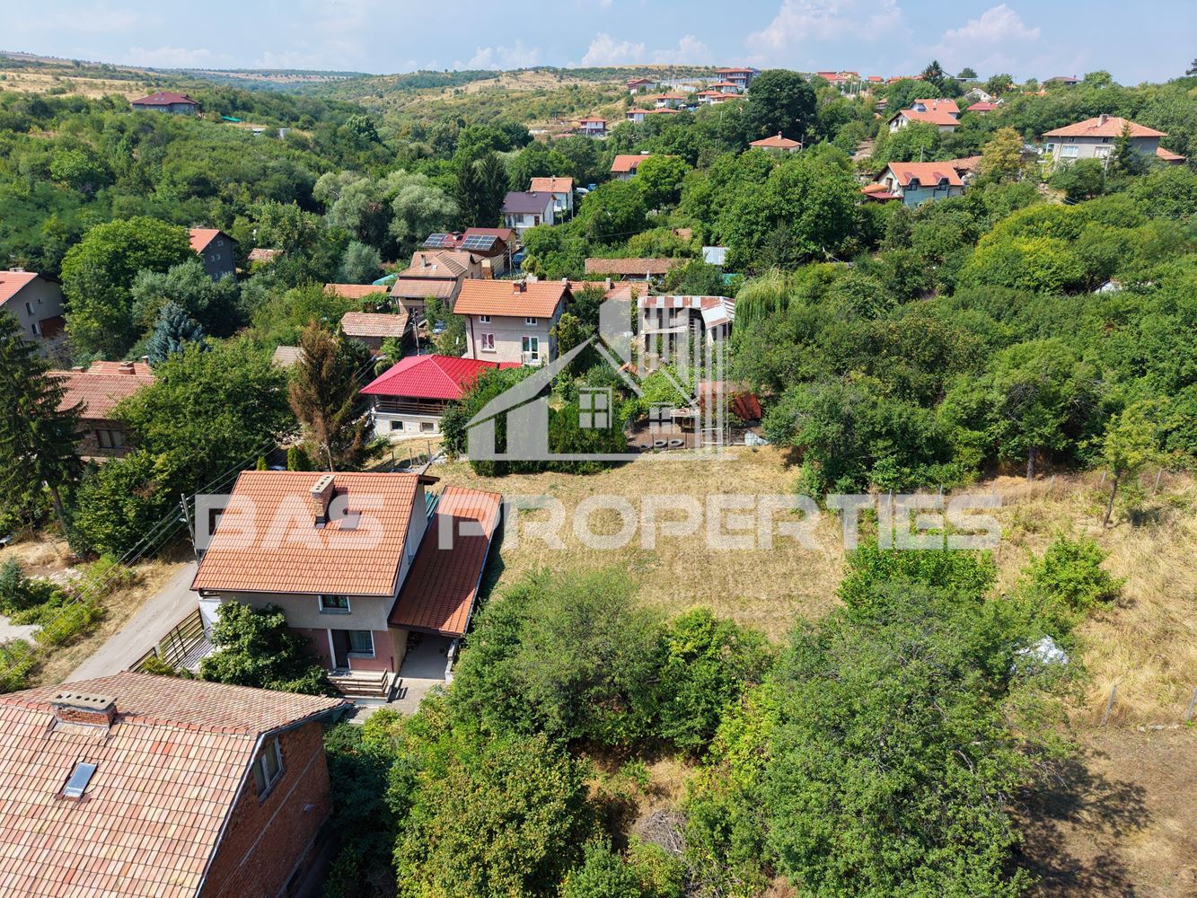 Къща с двор за продажба в с. Хераково, до София