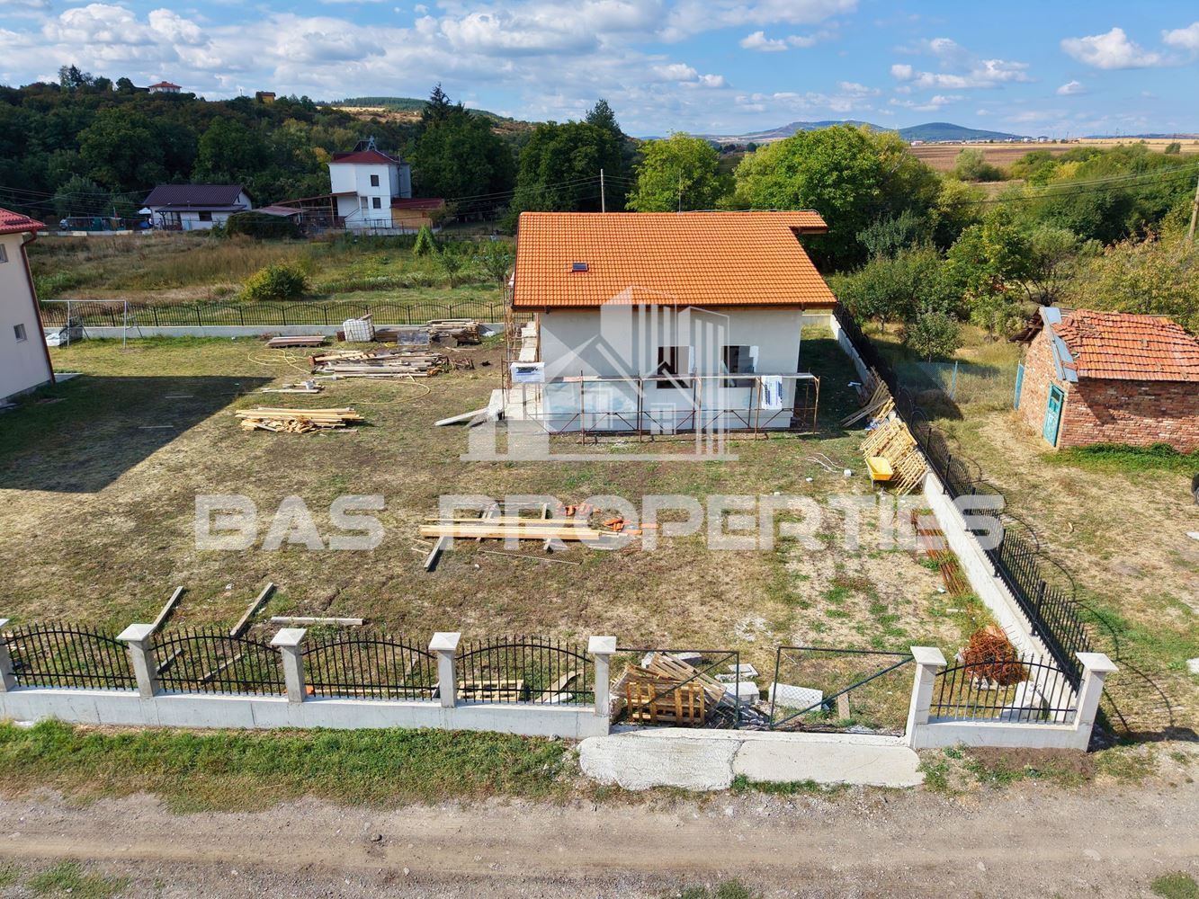 Нова Къща с двор в с. Хераково, до София