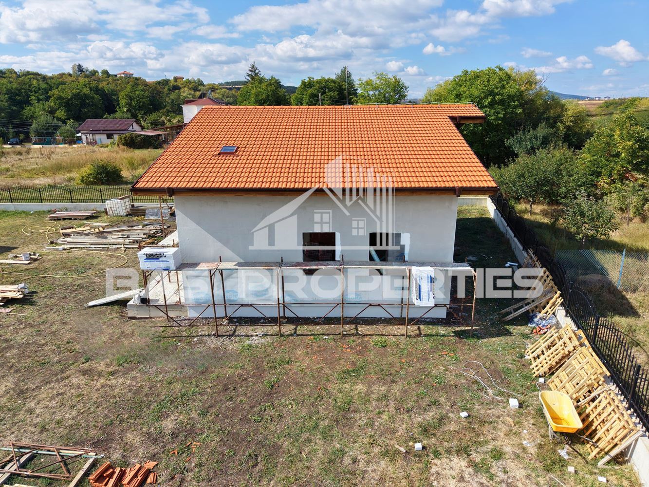 Нова Къща с двор в с. Хераково, до София
