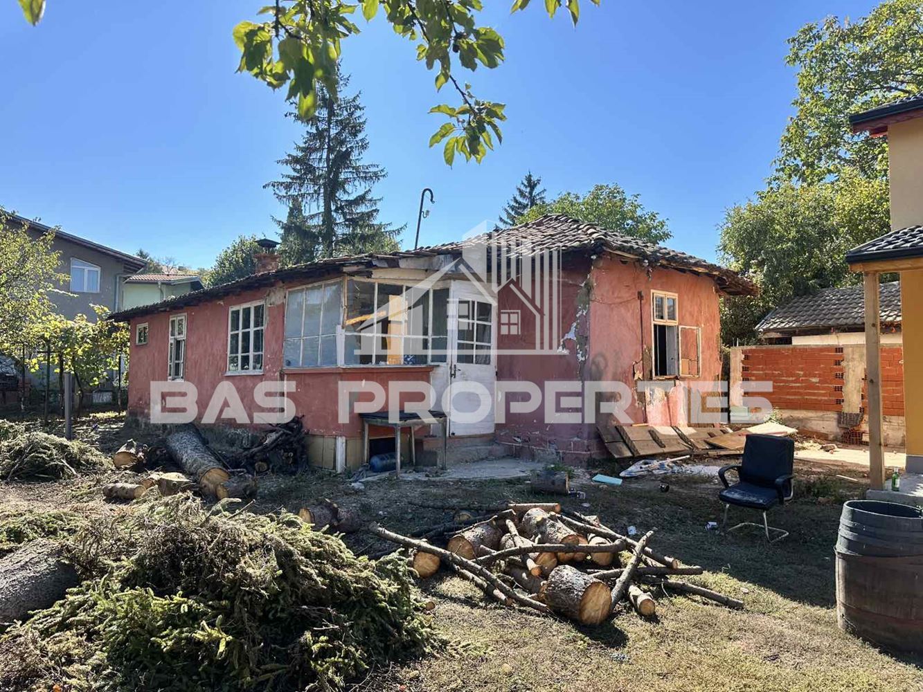Двуетажна Къща с двор в Суходол, София